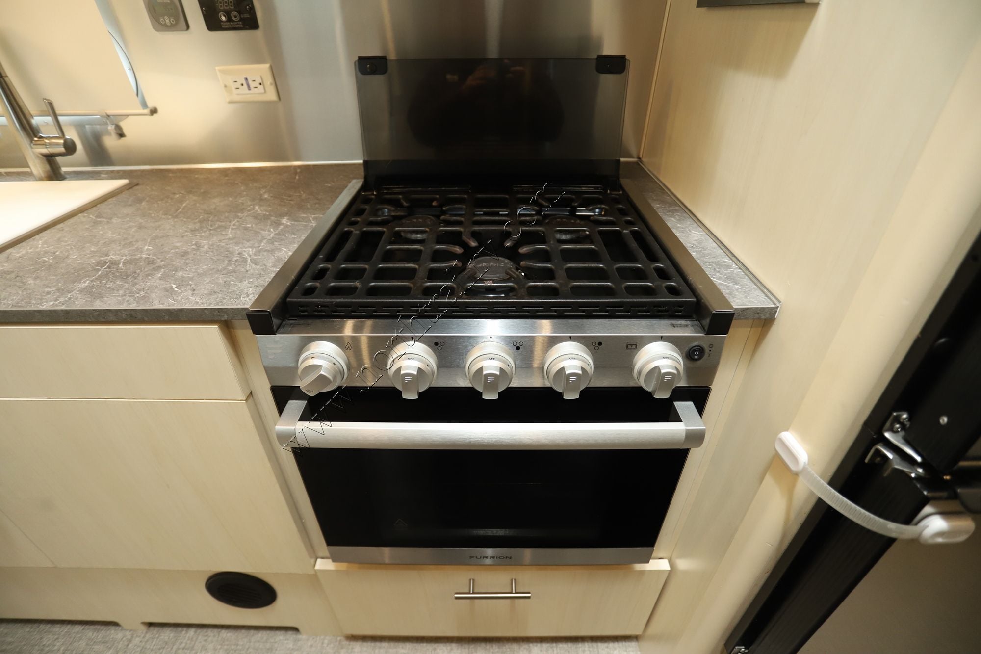 Used 2023 Airstream Flying Cloud 23FBT Travel Trailer  For Sale