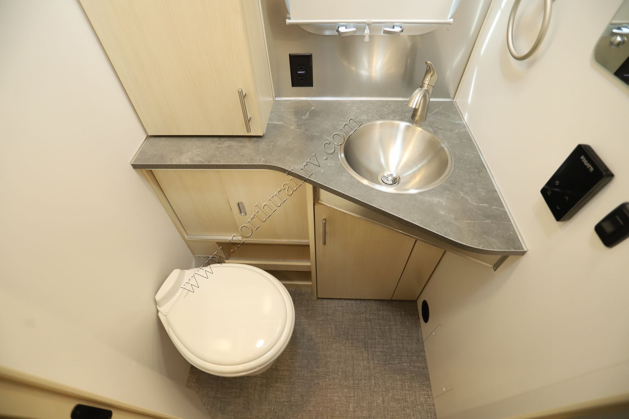 2026 Airstream Flying Cloud 25FB Travel Trailer New  For Sale