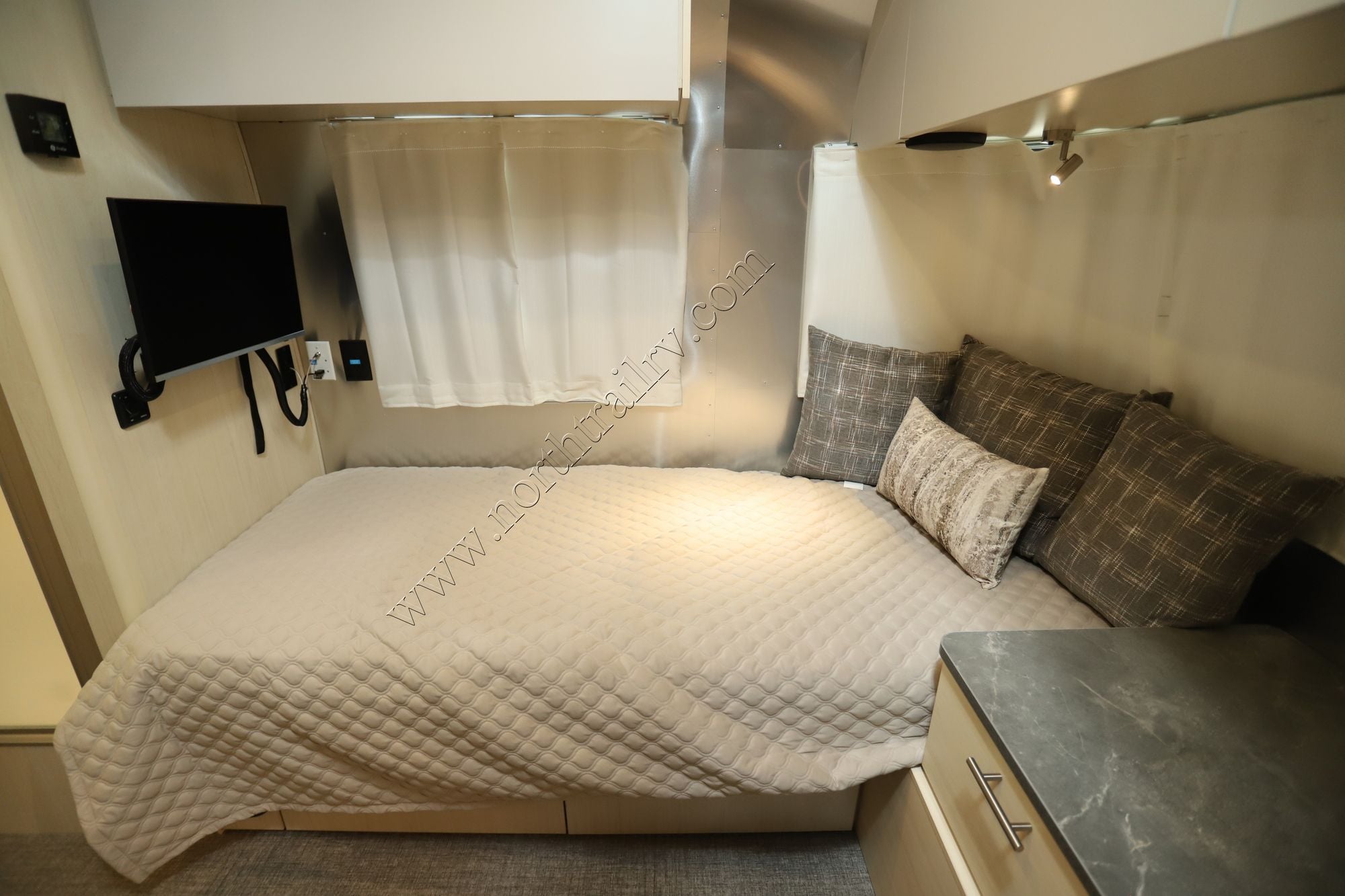 2026 Airstream Flying Cloud 25FB Travel Trailer New  For Sale