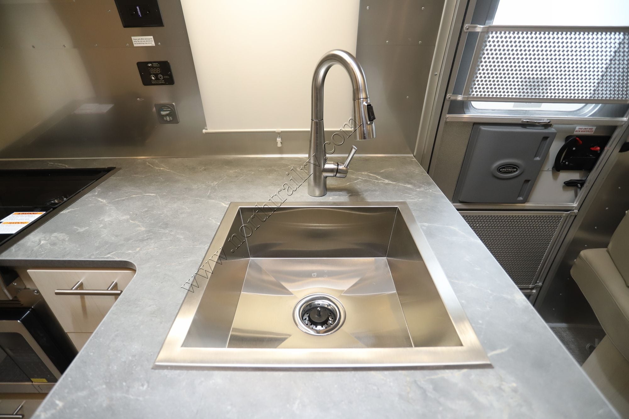 2026 Airstream Flying Cloud 25FB Travel Trailer New  For Sale