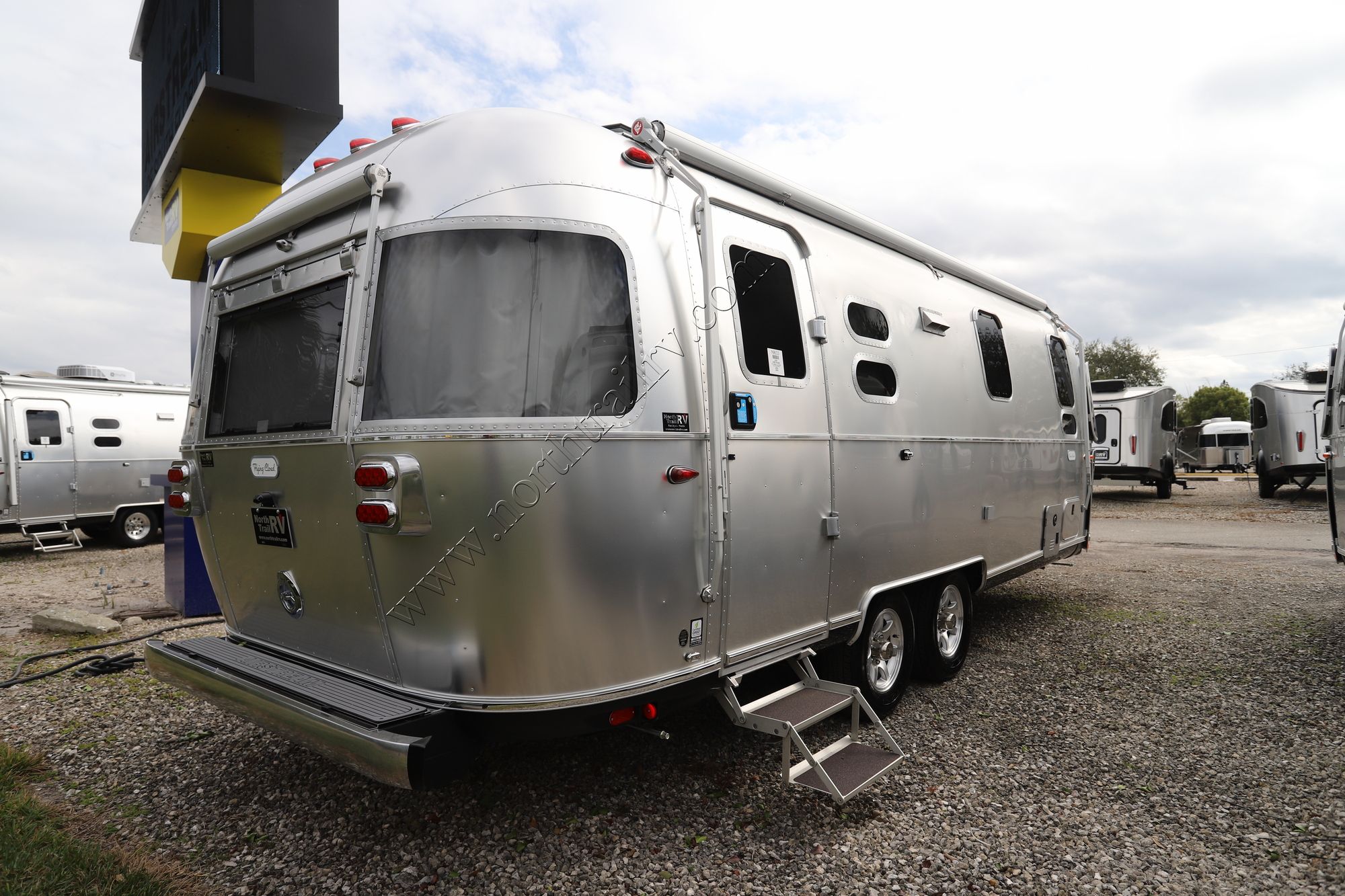 2026 Airstream Flying Cloud 25FB Travel Trailer New  For Sale