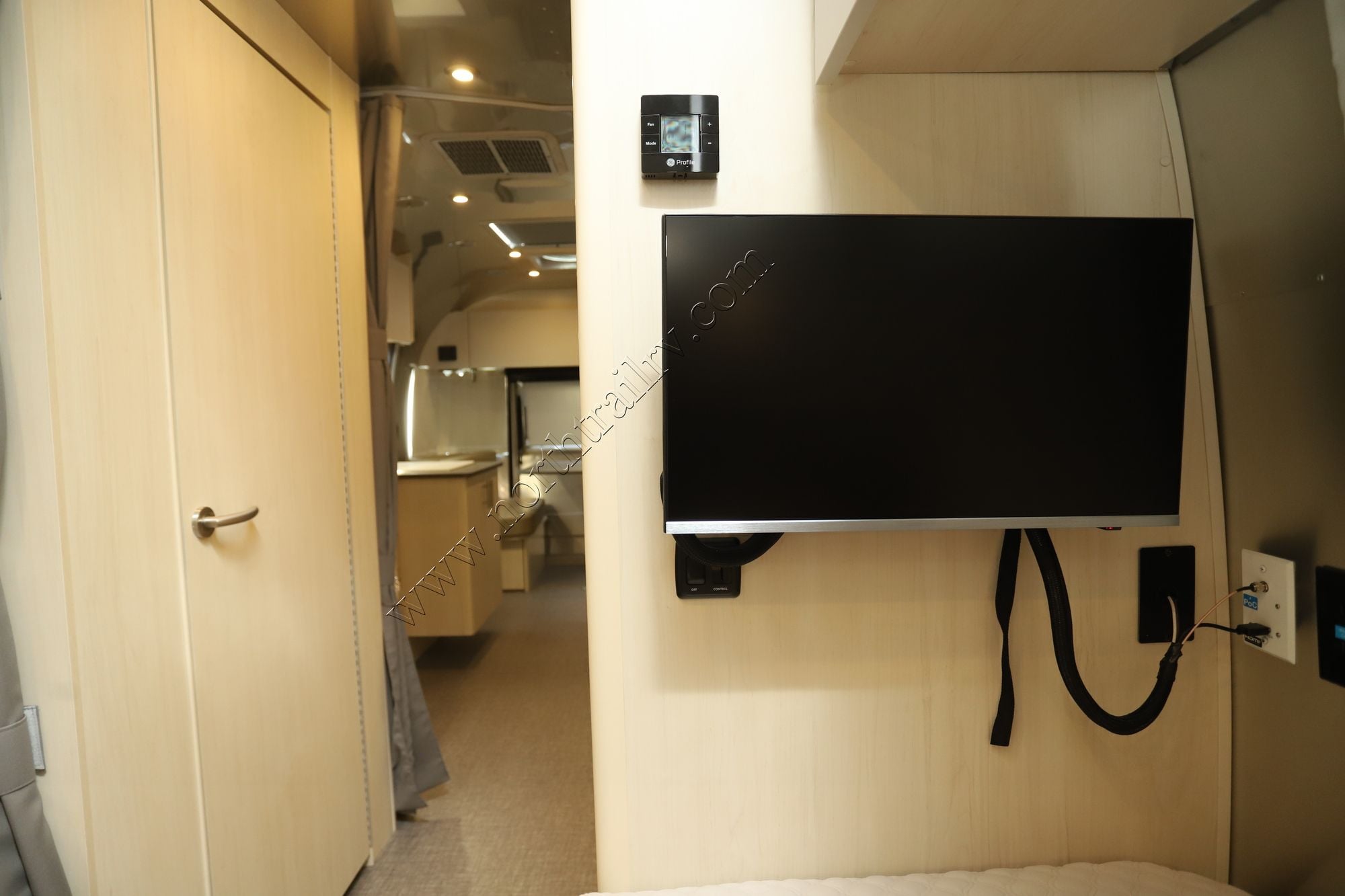 2026 Airstream Flying Cloud 25FB Travel Trailer New  For Sale