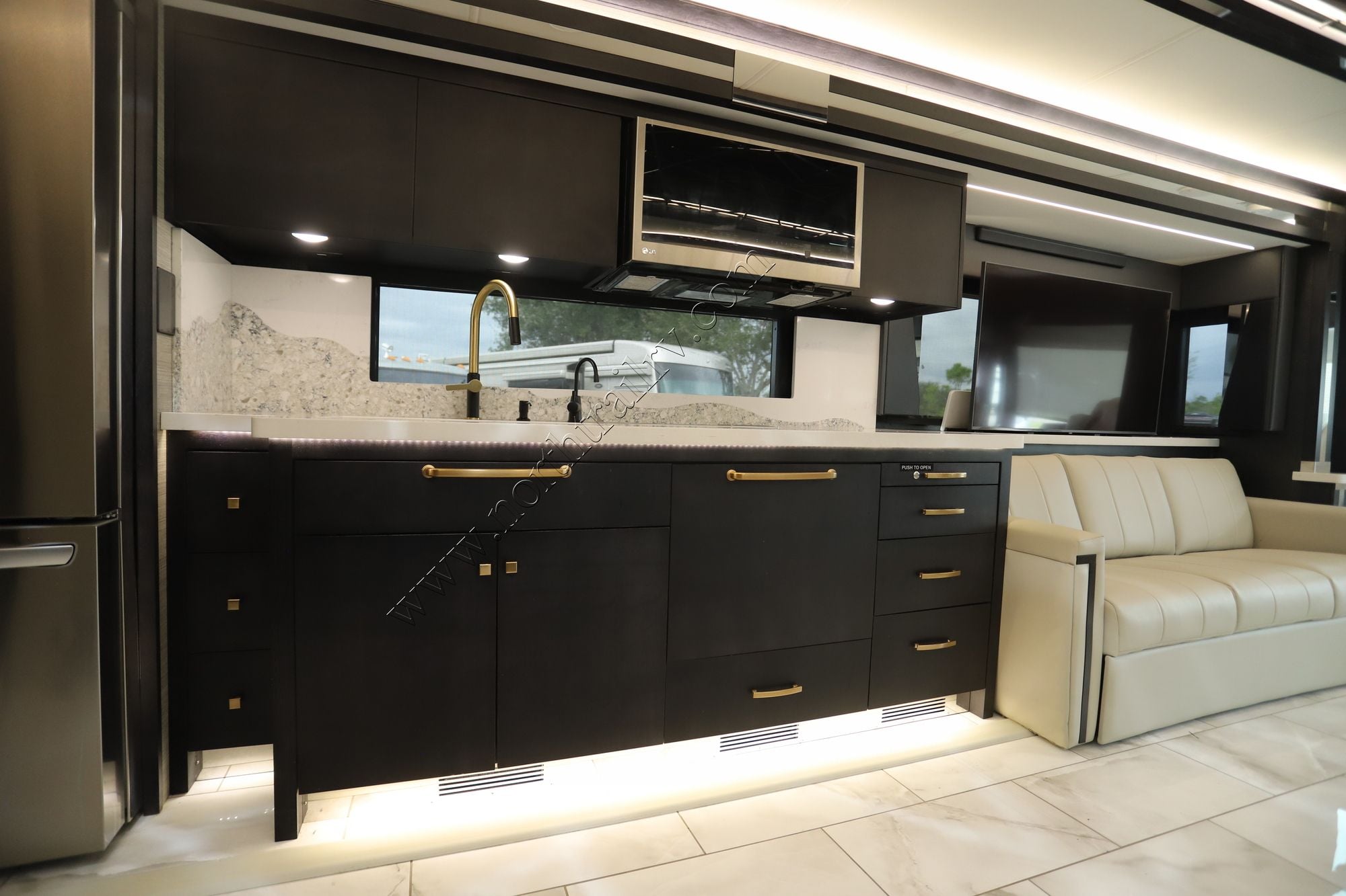 Used 2024 Tiffin Motor Homes Zephyr 45FZ Class A  For Sale