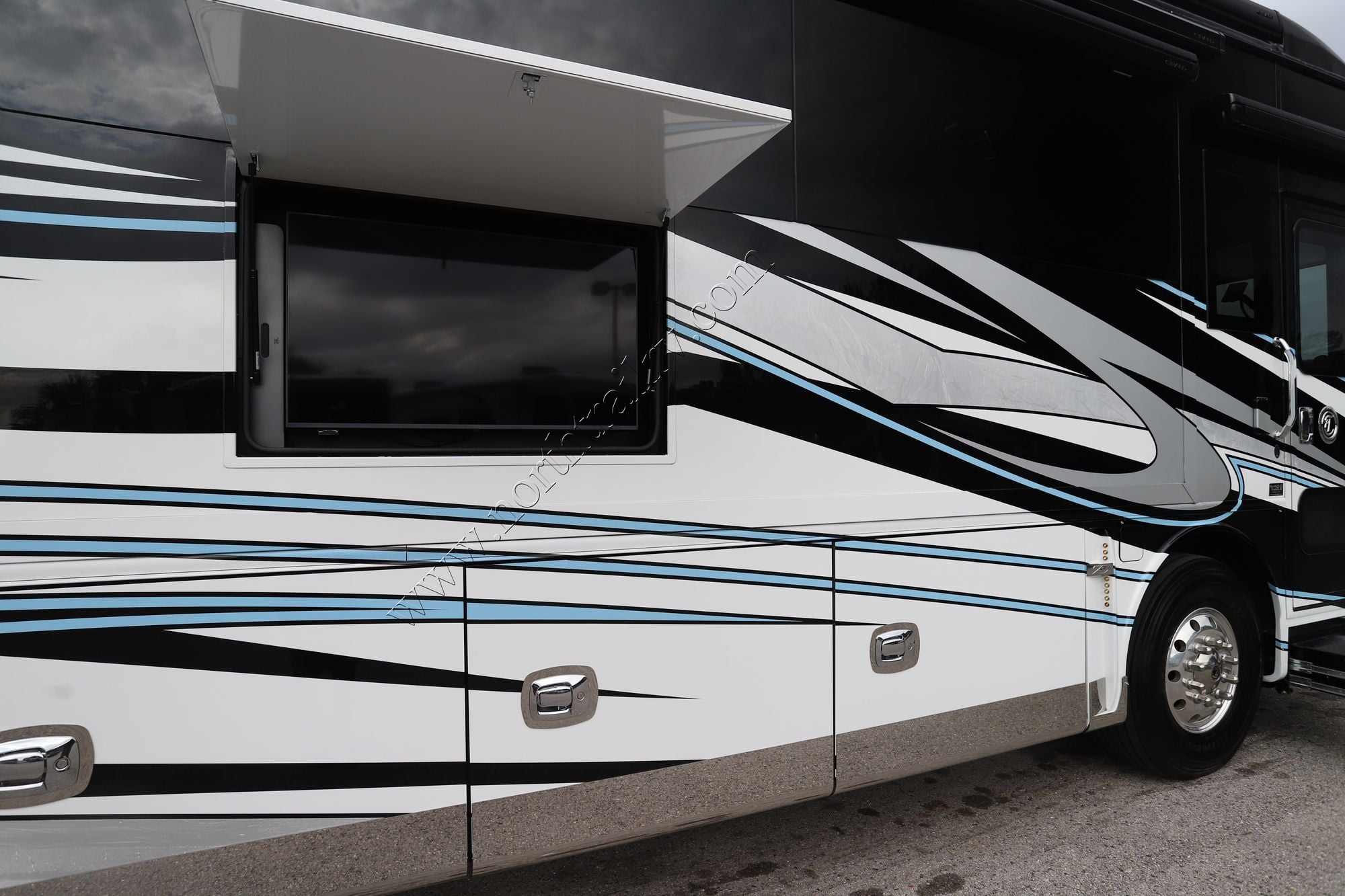 Used 2024 Tiffin Motor Homes Zephyr 45FZ Class A  For Sale