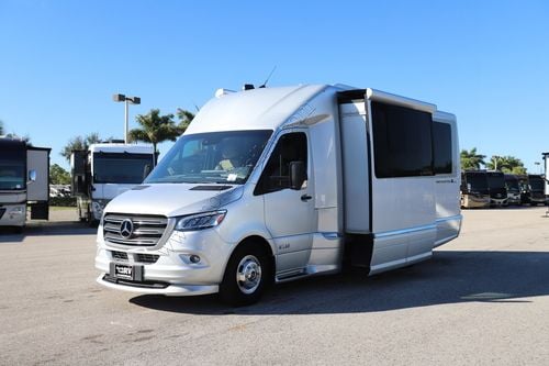 2022 Airstream Atlas 24Tommy Bahama