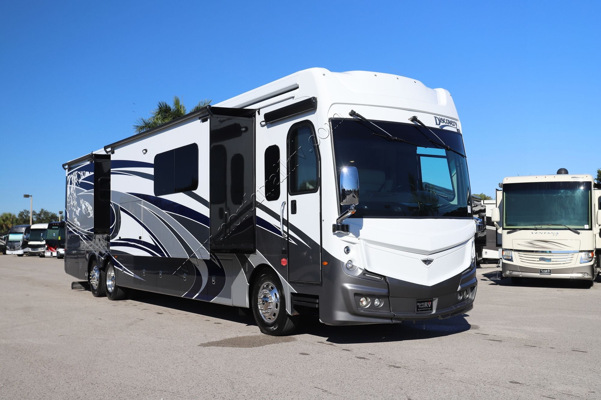 Used 2022 Fleetwood Discovery 44S Class A  For Sale