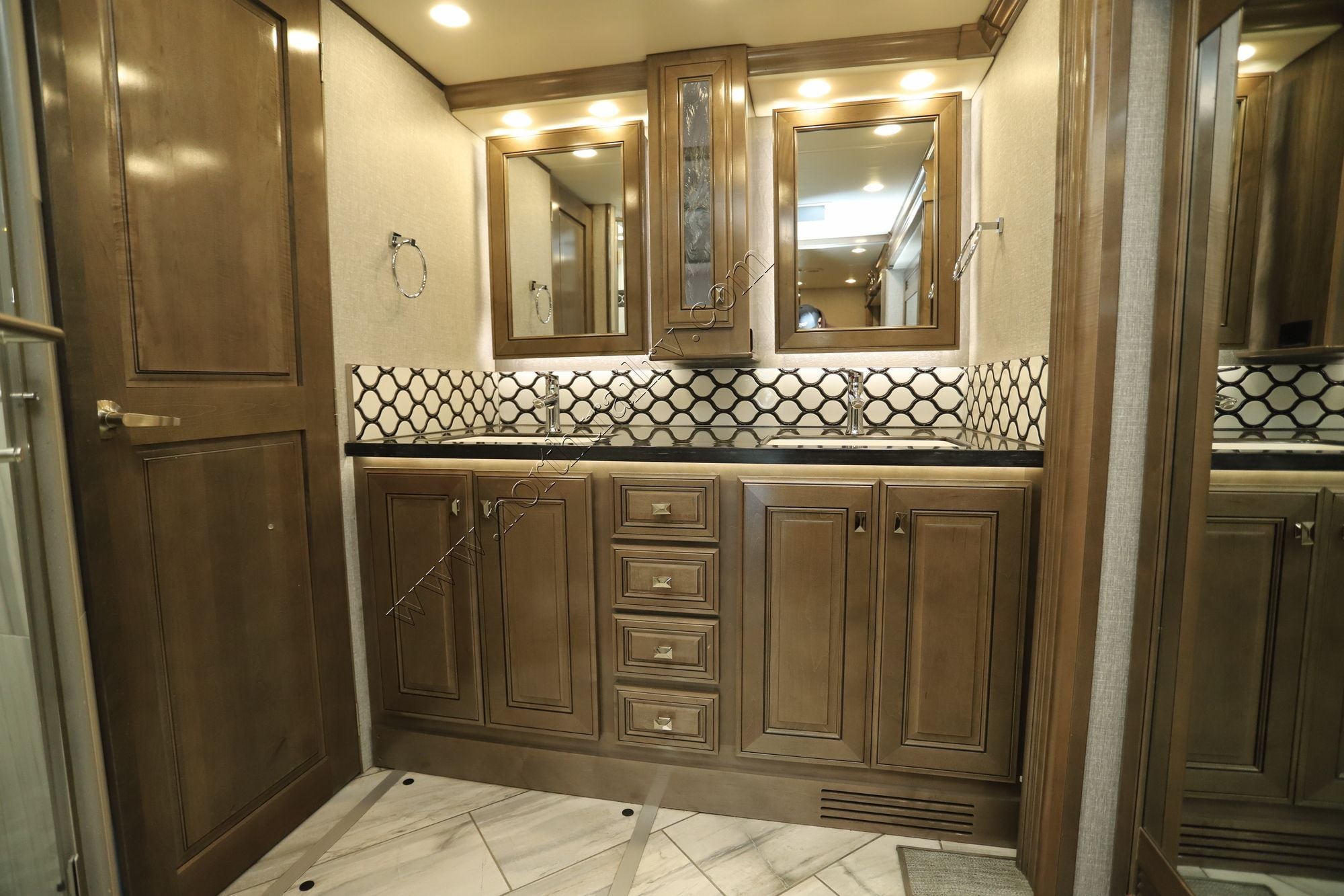 Used 2022 Fleetwood Discovery 44S Class A  For Sale