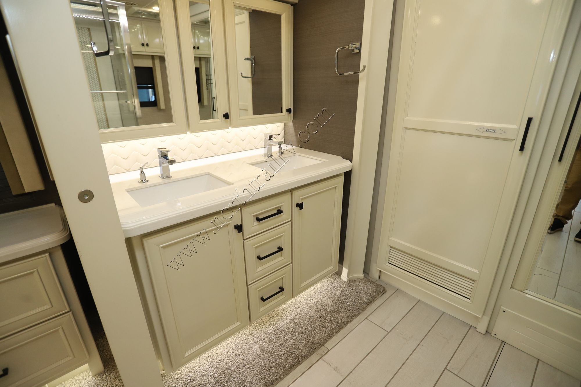 Used 2022 Tiffin Motor Homes Allegro Bus 35CP Class A  For Sale