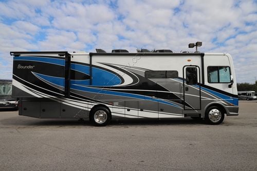 2021 Fleetwood Bounder 33C
