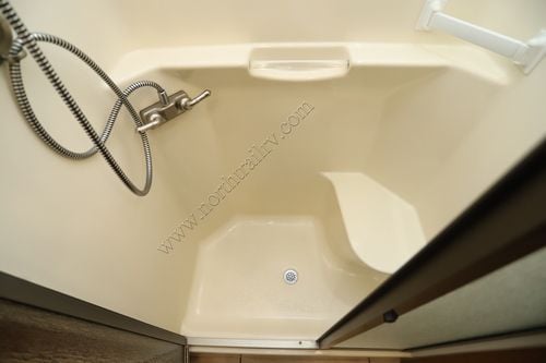 2017 Tiffin Motor Homes Breeze 32BR