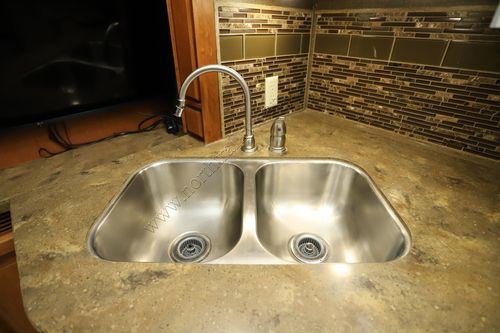 2017 Tiffin Motor Homes Breeze 32BR