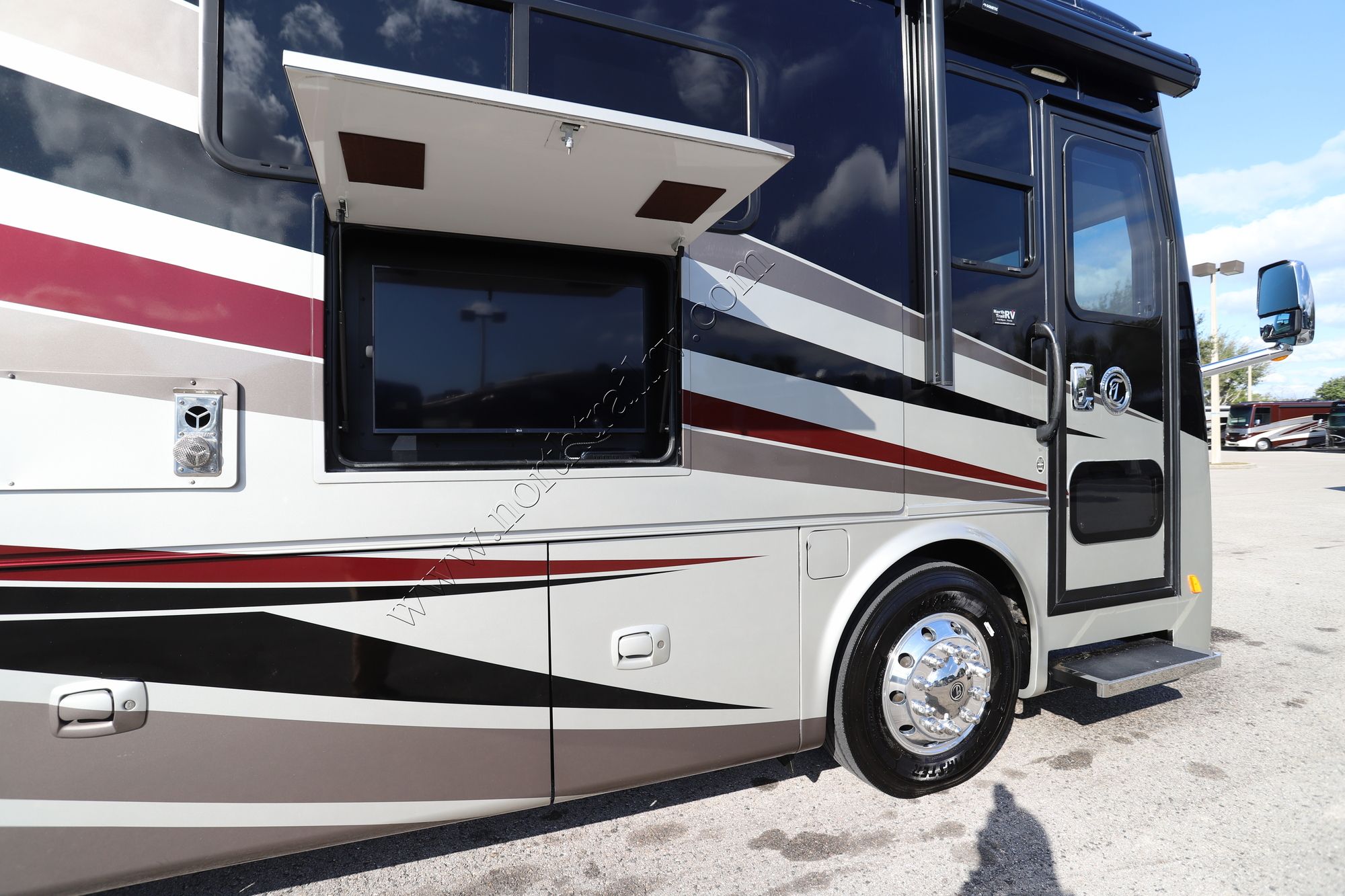 Used 2017 Tiffin Motor Homes Breeze 32BR Class A  For Sale