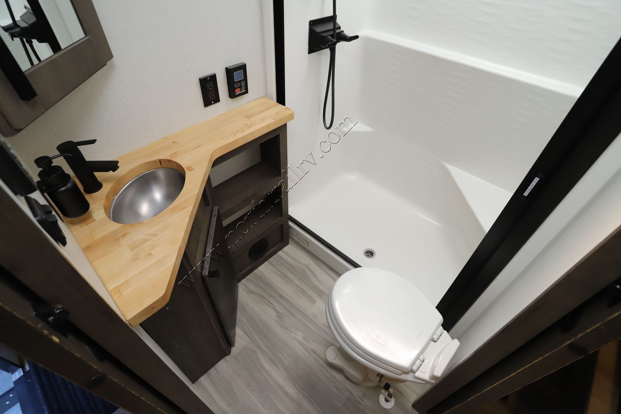 Used 2022 Alliance Valor 42V13 Fifth Wheel  For Sale