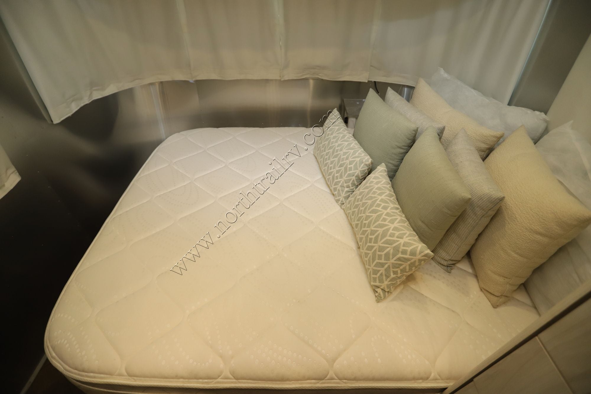 Used 2024 Airstream International 23FB Travel Trailer  For Sale