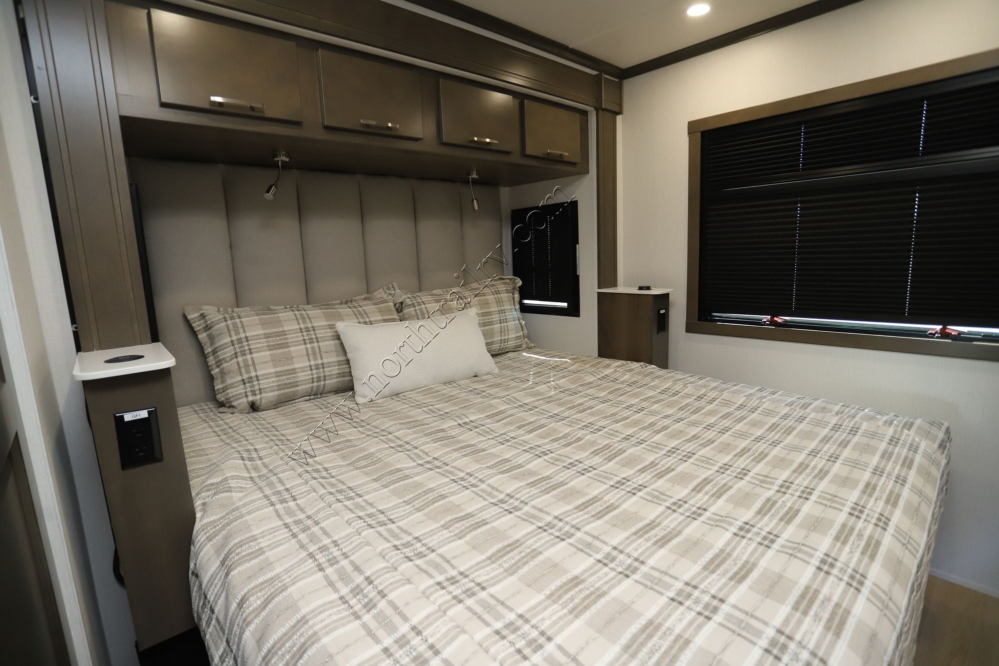 New 2026 Dynamax Dx3 32KD Super C  For Sale