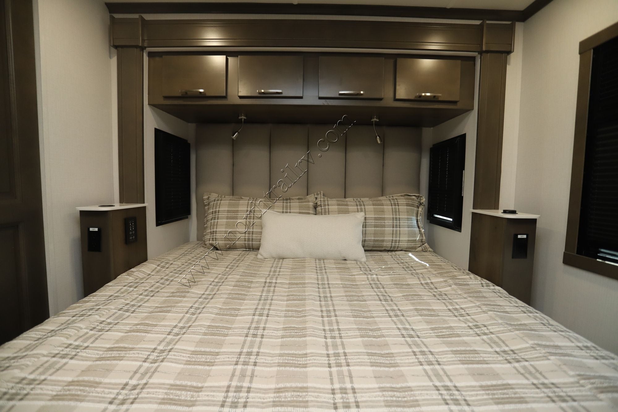 New 2026 Dynamax Dx3 32KD Super C  For Sale