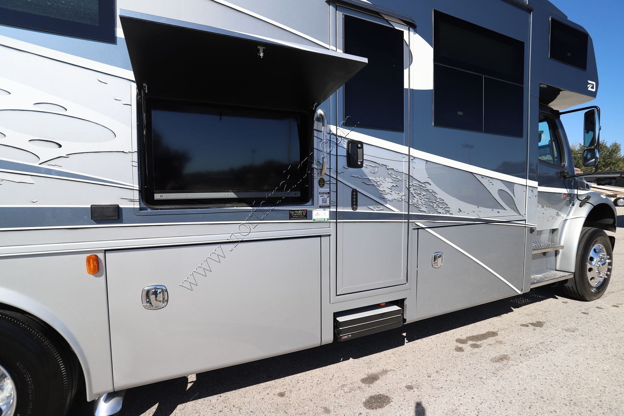 New 2026 Dynamax Dx3 32KD Super C  For Sale