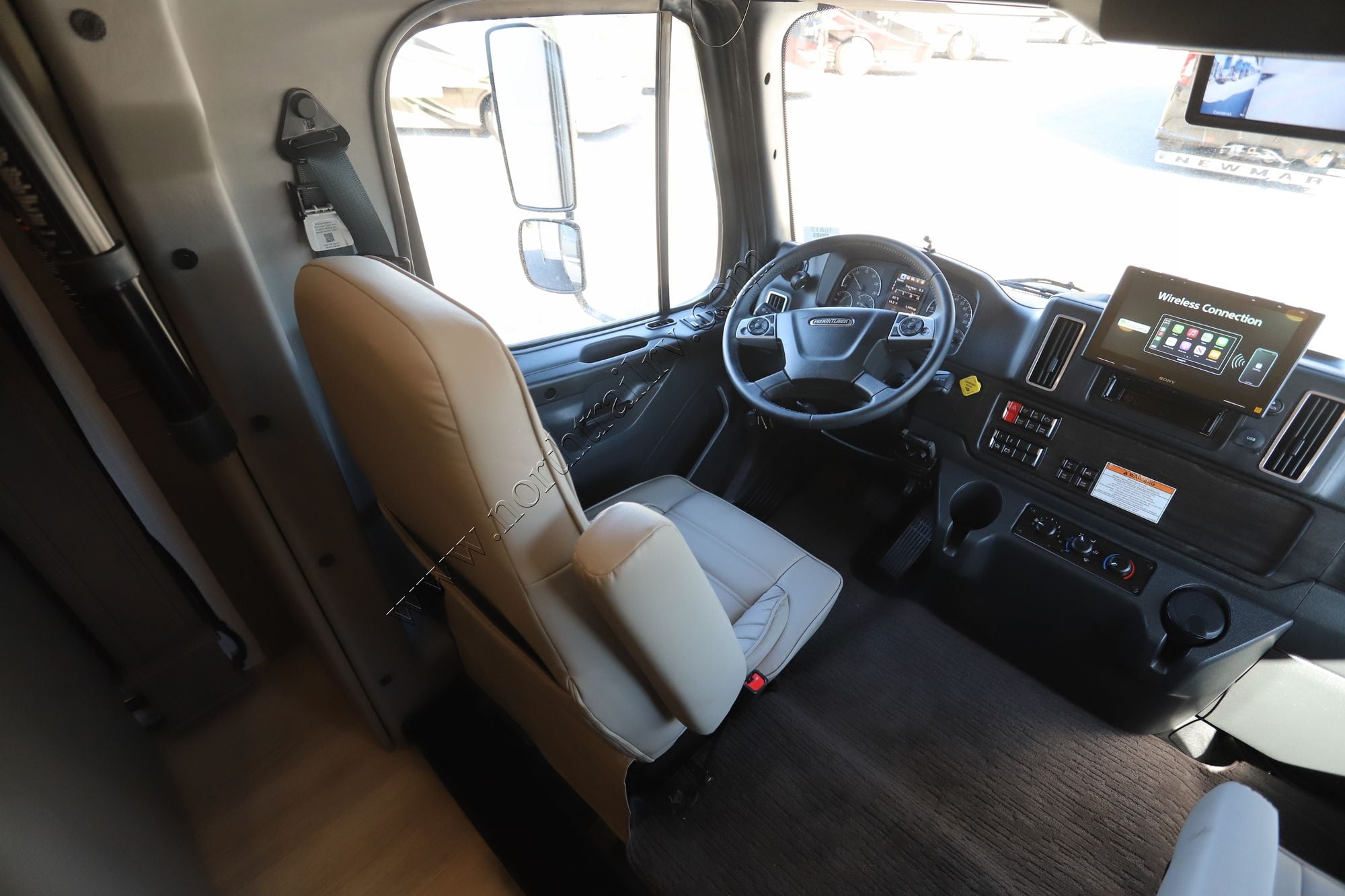 New 2026 Dynamax Dx3 32KD Super C  For Sale