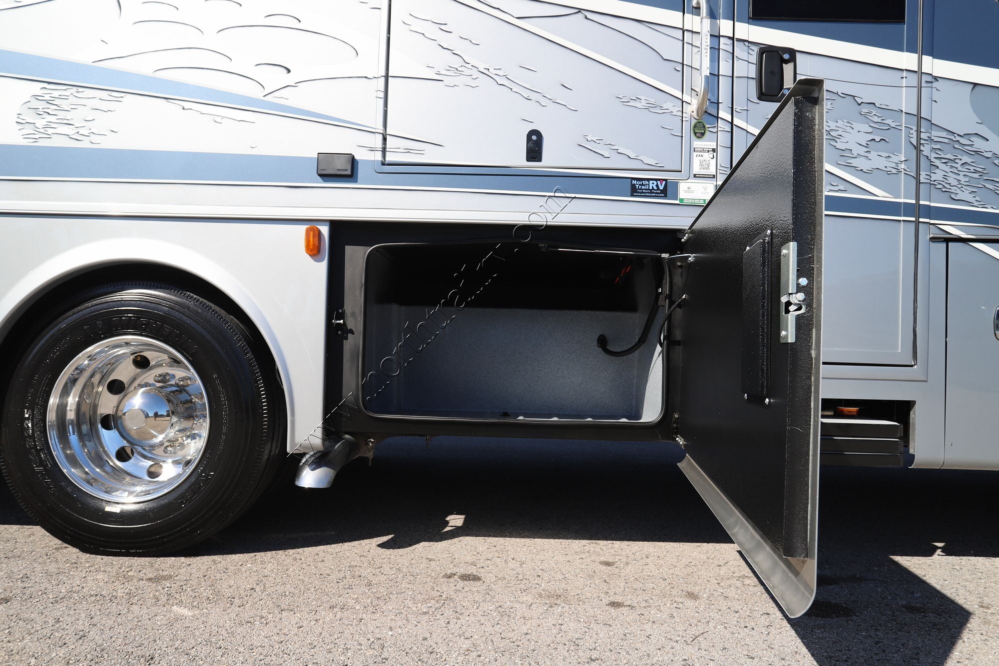 New 2026 Dynamax Dx3 32KD Super C  For Sale