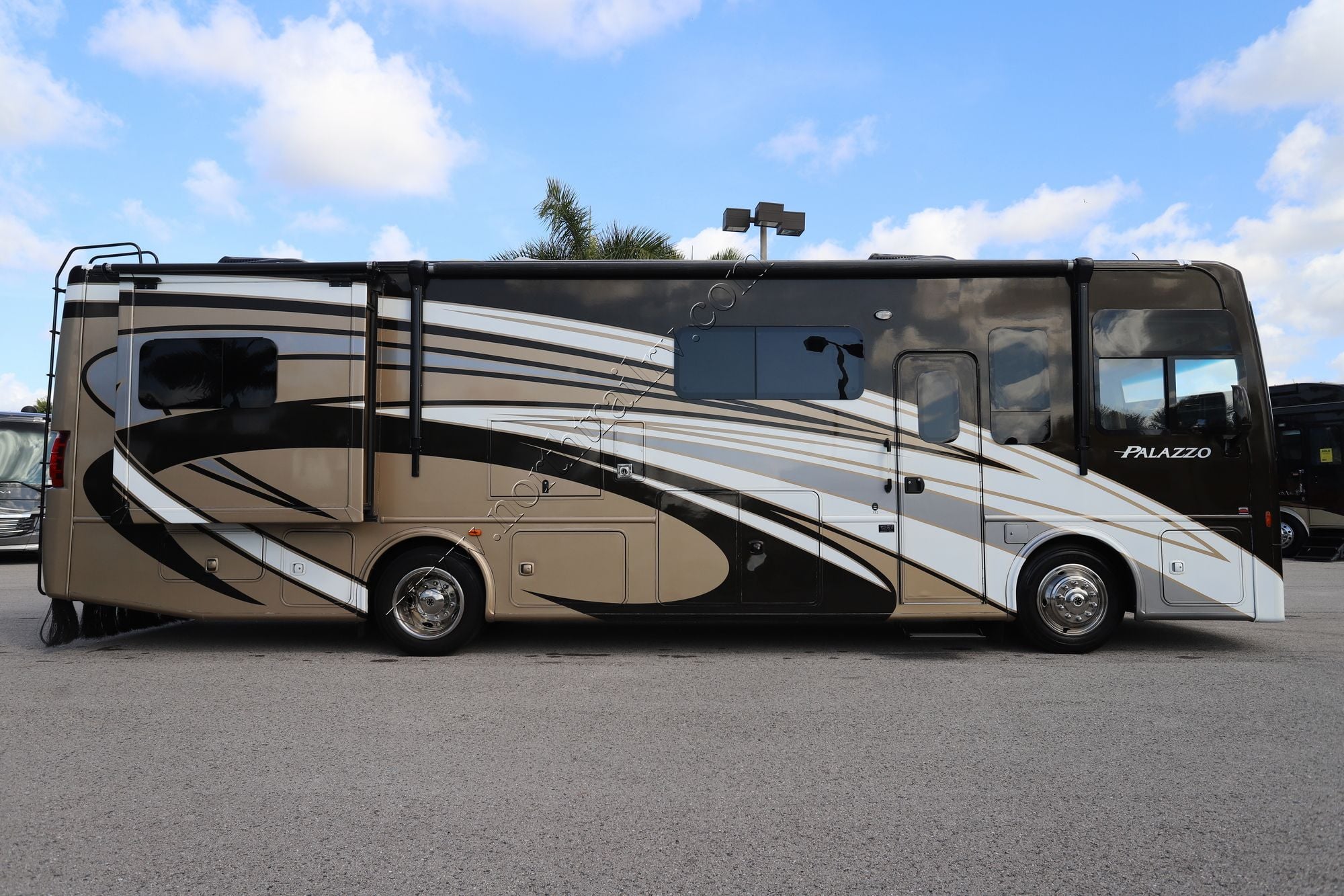 Used 2016 Thor Palazzo 33.2 Class A  For Sale