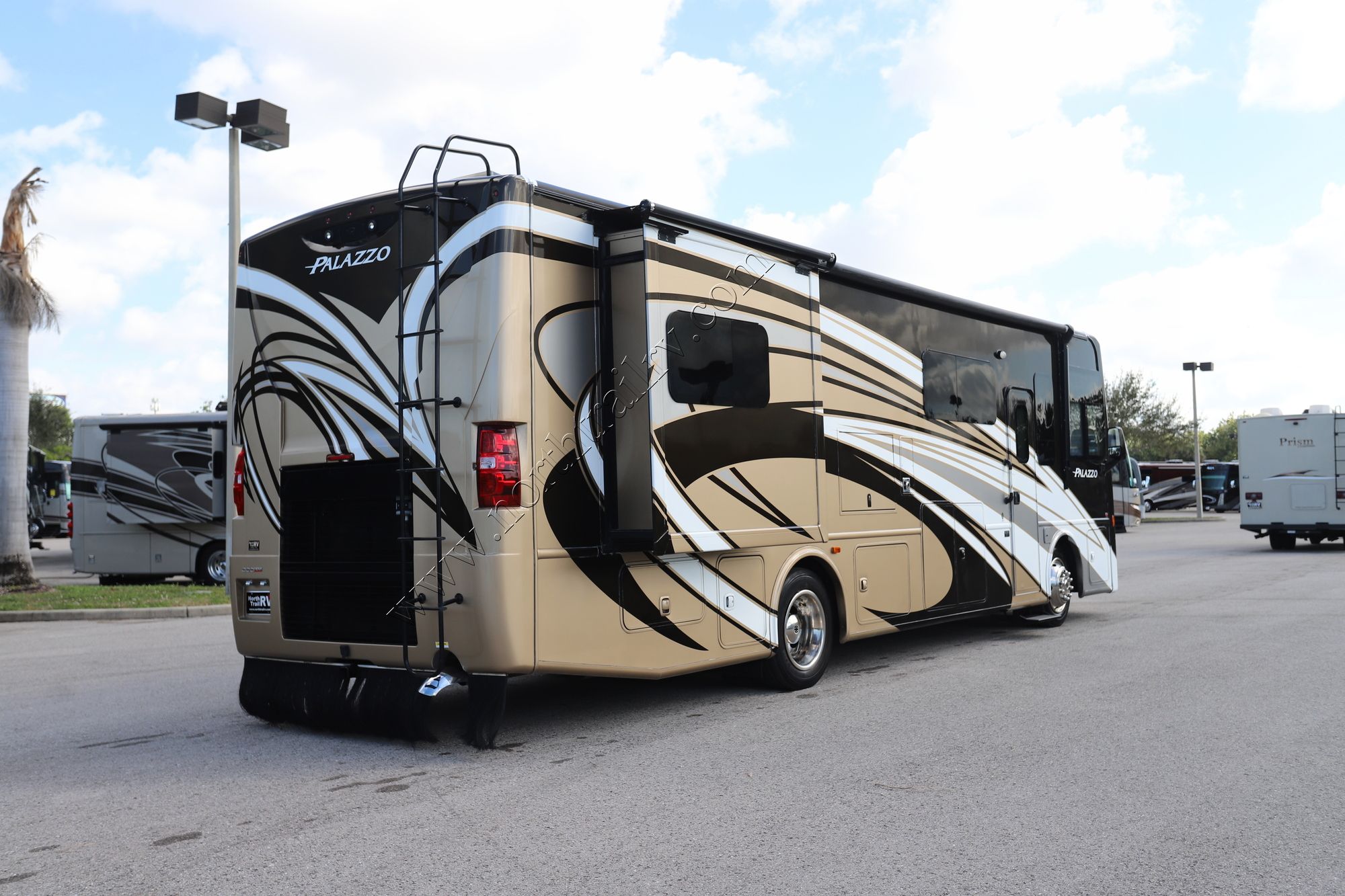 Used 2016 Thor Palazzo 33.2 Class A  For Sale