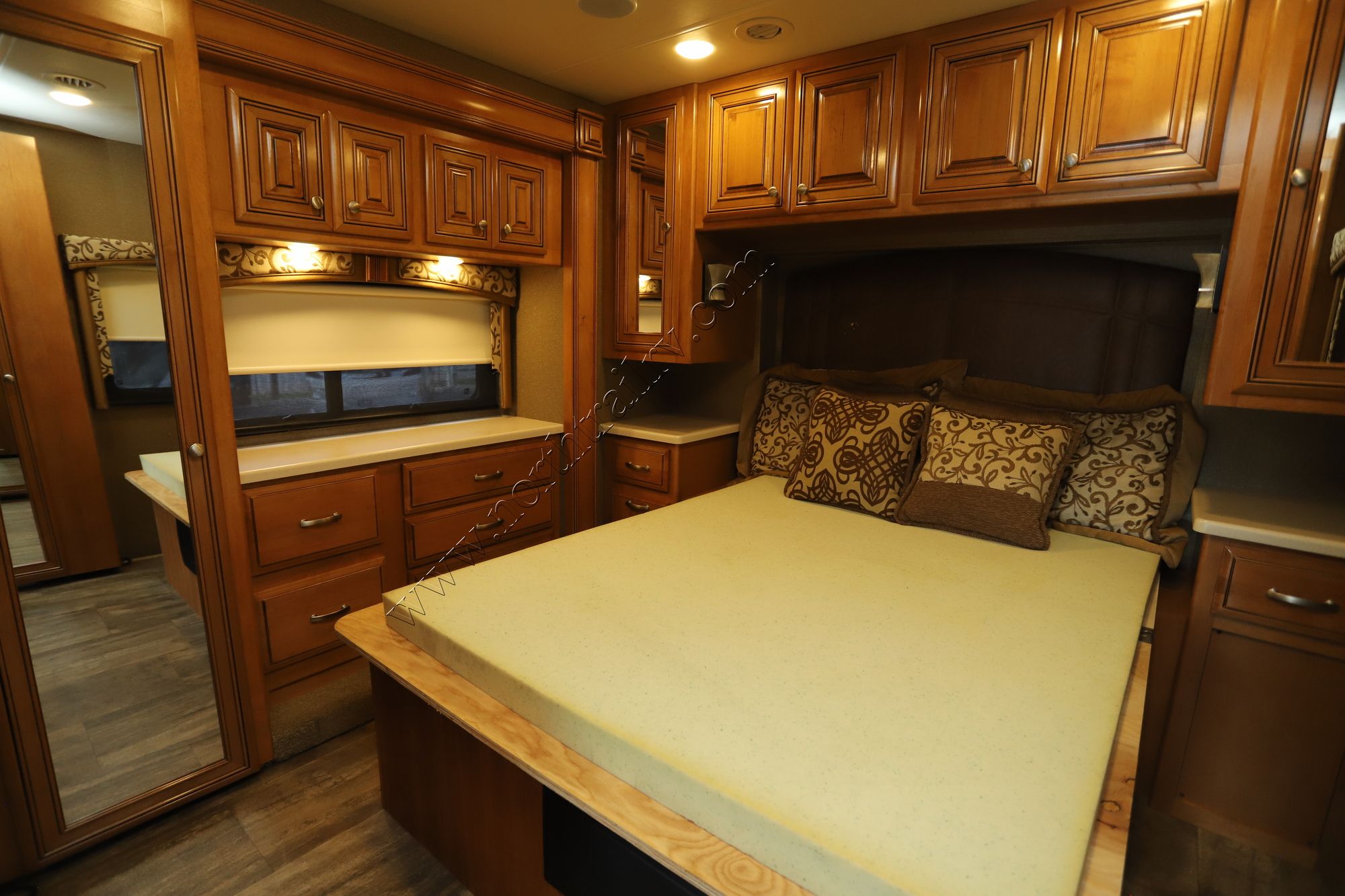 Used 2016 Thor Palazzo 33.2 Class A  For Sale