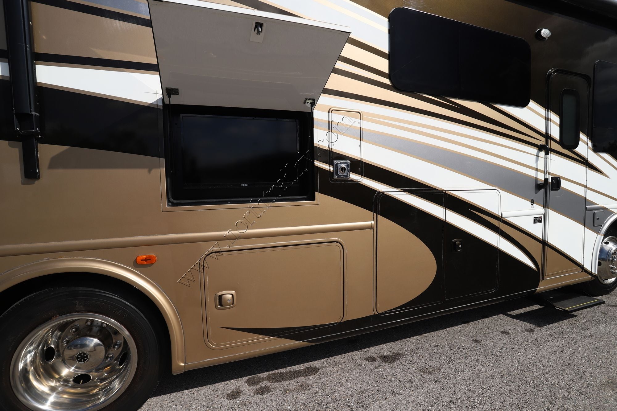 Used 2016 Thor Palazzo 33.2 Class A  For Sale