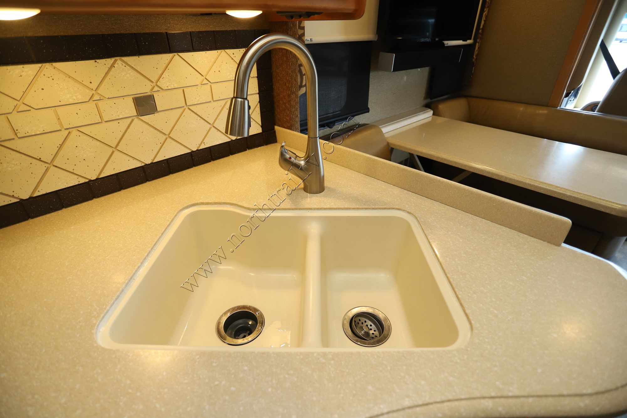 Used 2016 Thor Palazzo 33.2 Class A  For Sale