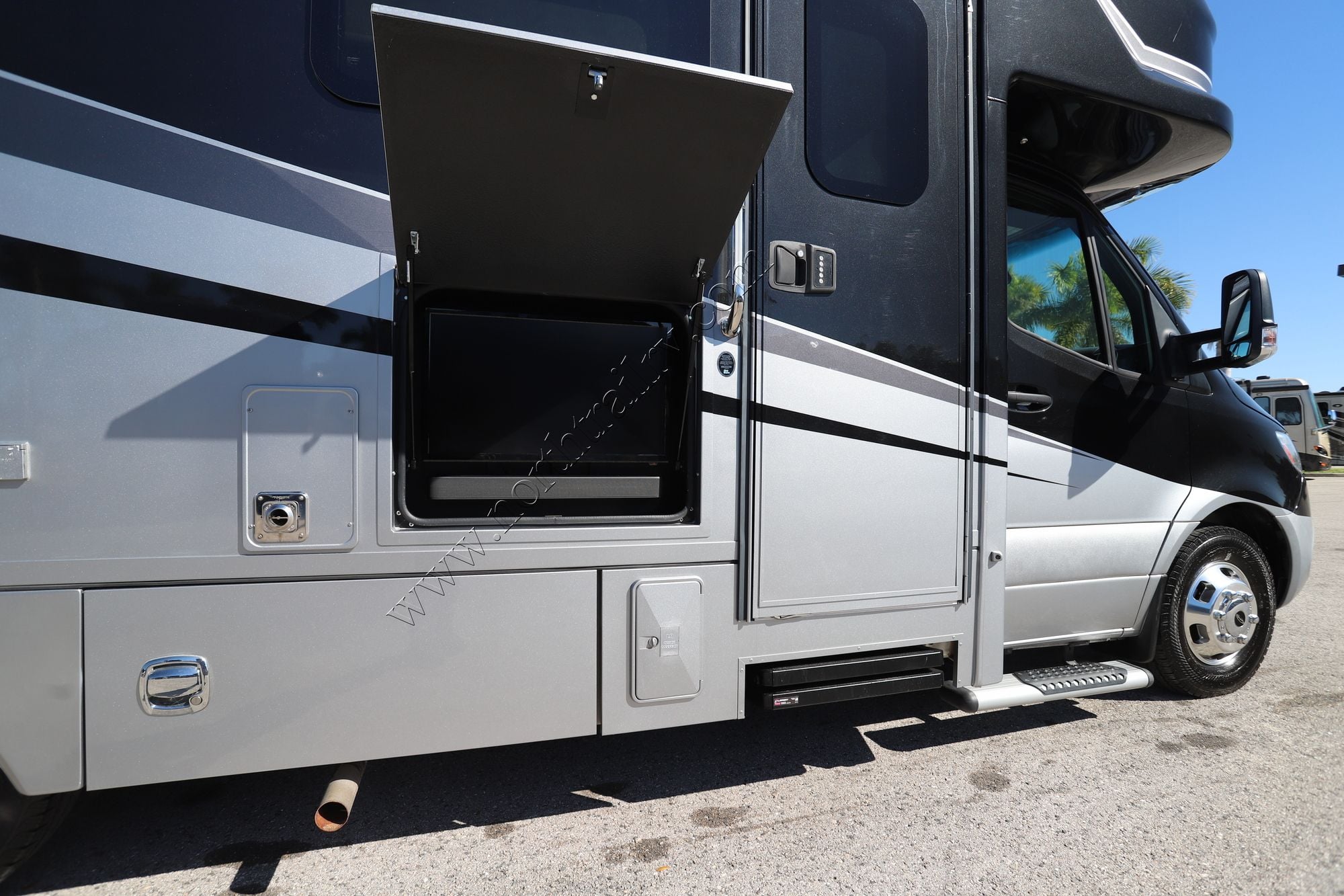 Used 2023 Renegade Rv Vienna 25FWC Class C  For Sale