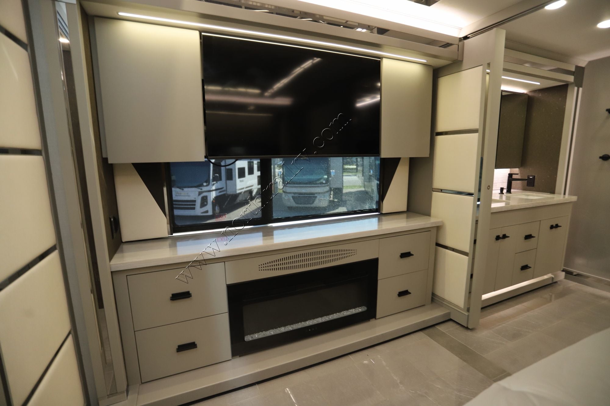 New 2026 Tiffin Motor Homes Zephyr 45PZ Class A  For Sale