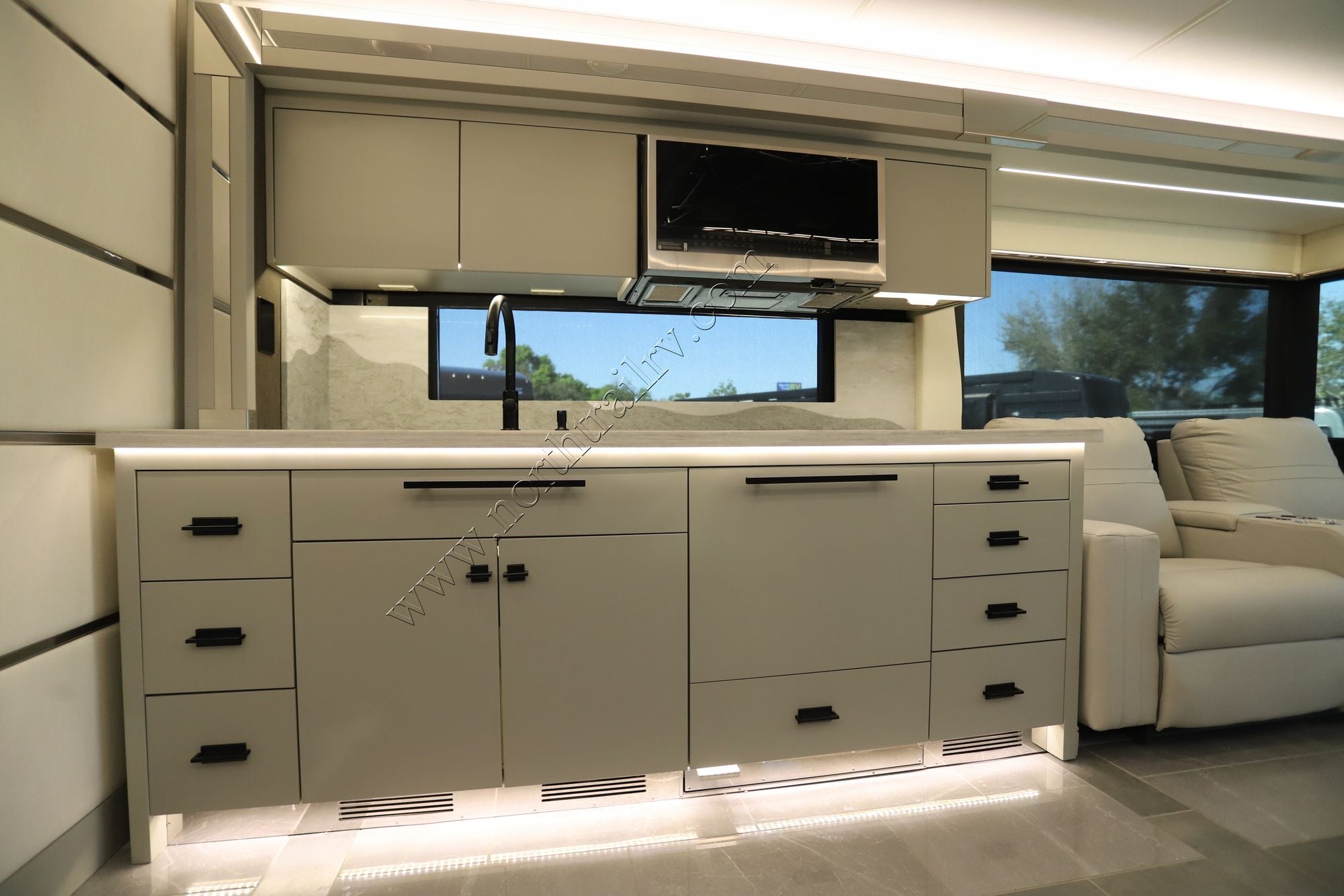 New 2026 Tiffin Motor Homes Zephyr 45PZ Class A  For Sale