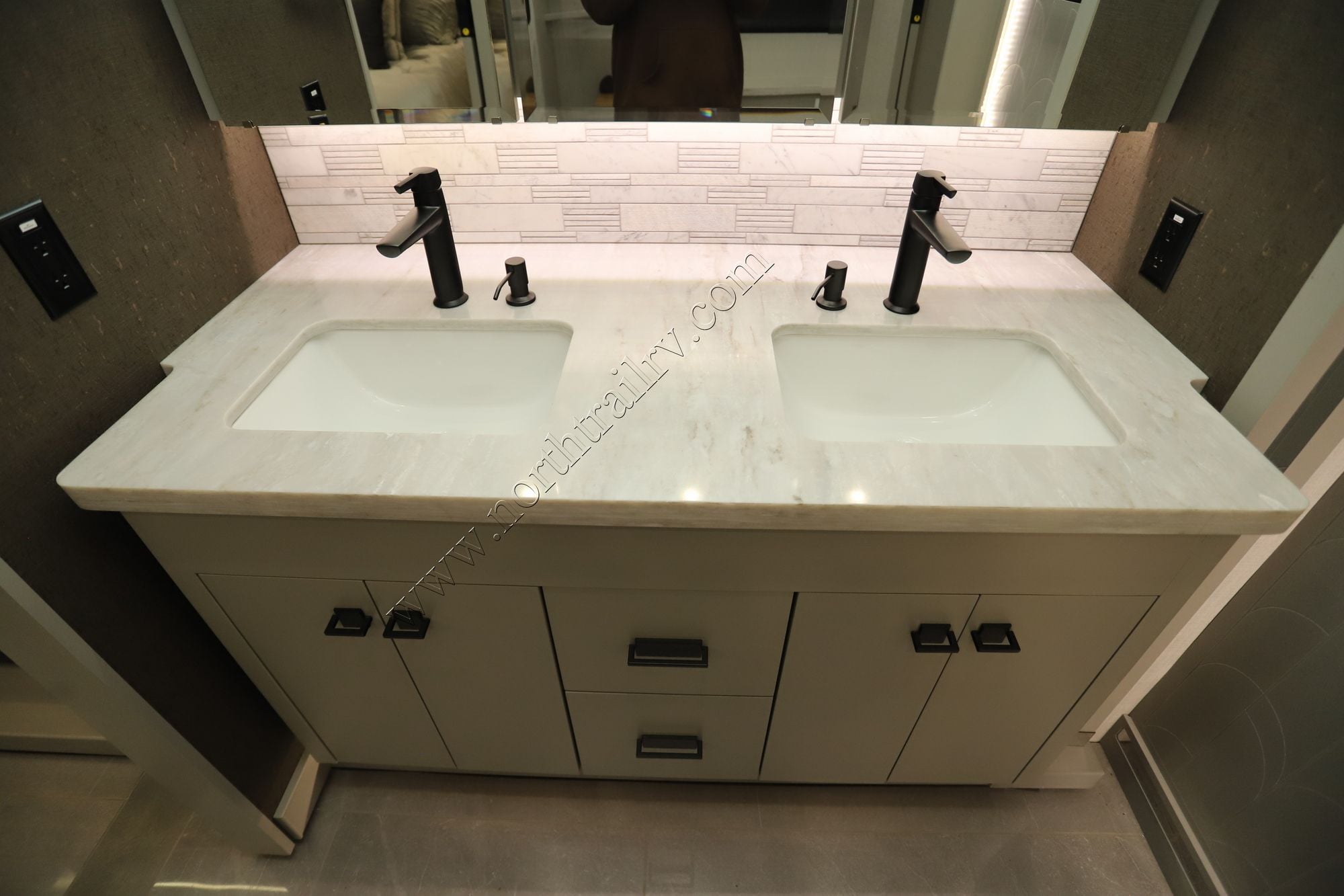 New 2026 Tiffin Motor Homes Zephyr 45PZ Class A  For Sale