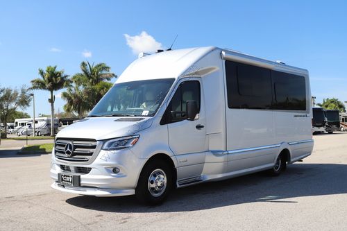 2025 Airstream Atlas Tommy Bahama E1