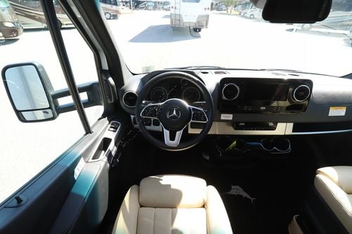 2025 Airstream Atlas Tommy Bahama E1