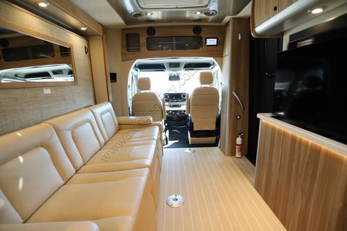 2025 Airstream Atlas Tommy Bahama E1