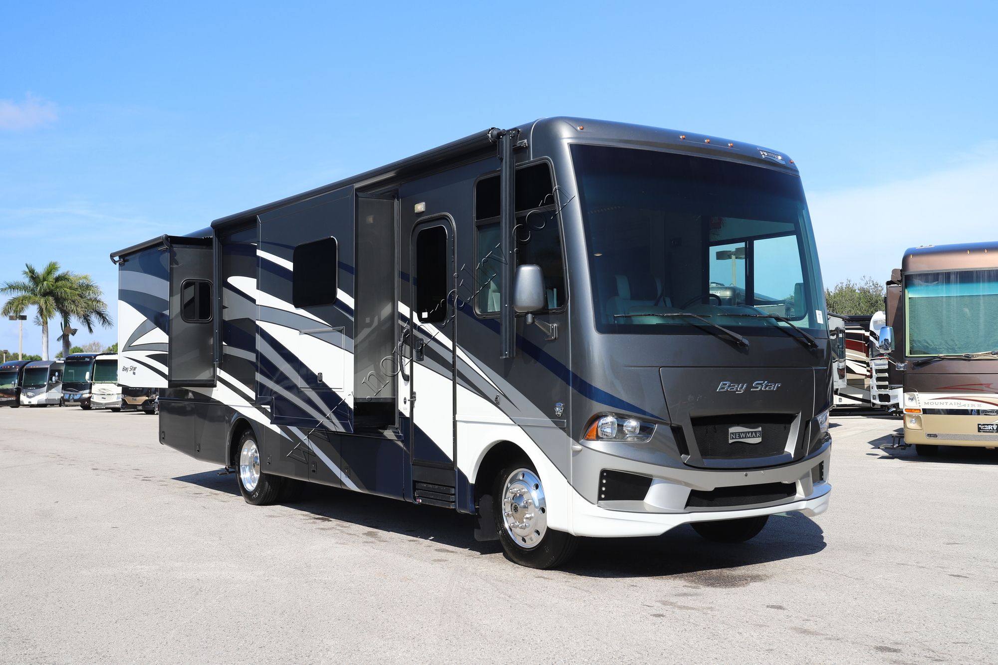 Used 2020 Newmar Bay Star 3226 Class A  For Sale