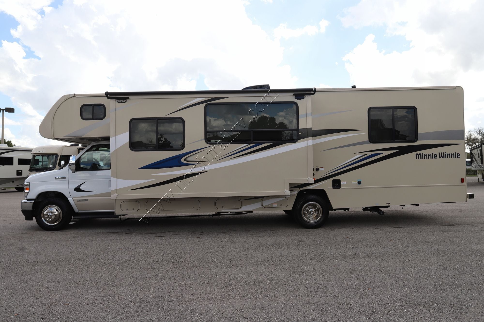 Used 2025 Winnebago Minnie Winnie 31K Class C  For Sale