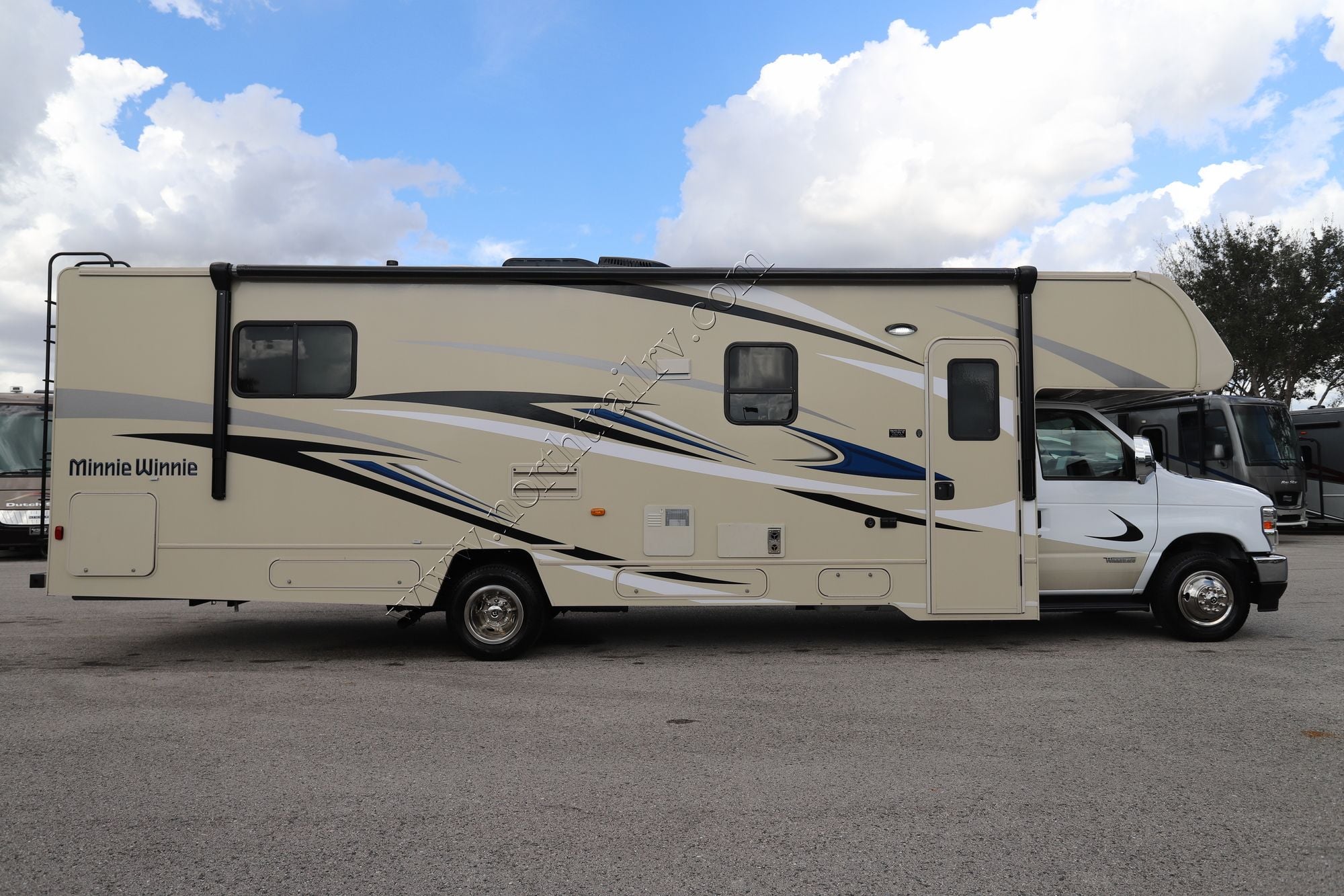 Used 2025 Winnebago Minnie Winnie 31K Class C  For Sale