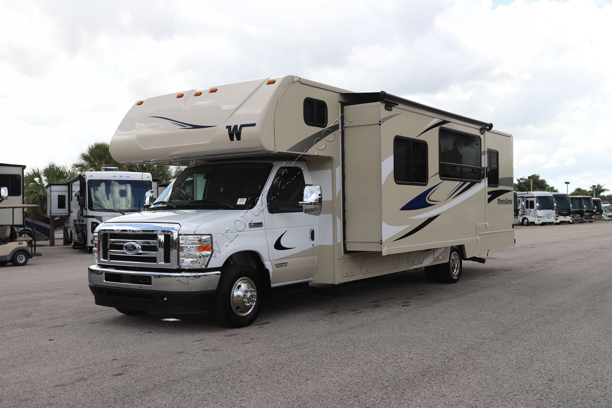 Used 2025 Winnebago Minnie Winnie 31K Class C  For Sale