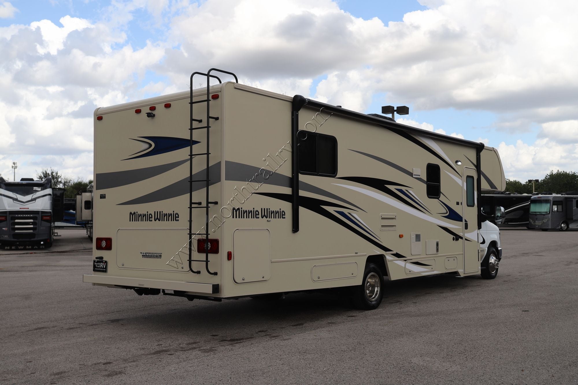 Used 2025 Winnebago Minnie Winnie 31K Class C  For Sale