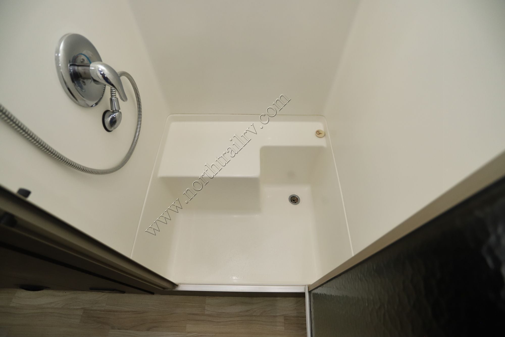 Used 2014 Airstream International SIGNATURE 27FB Travel Trailer  For Sale