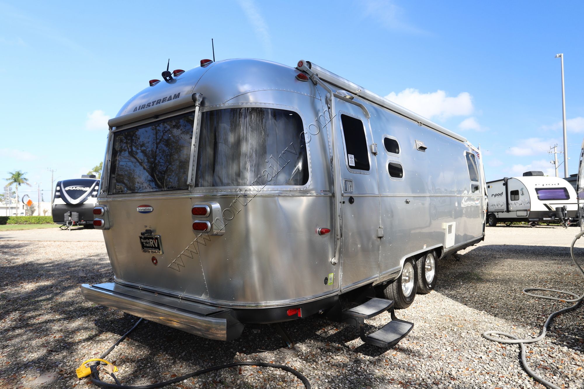 Used 2014 Airstream International SIGNATURE 27FB Travel Trailer  For Sale