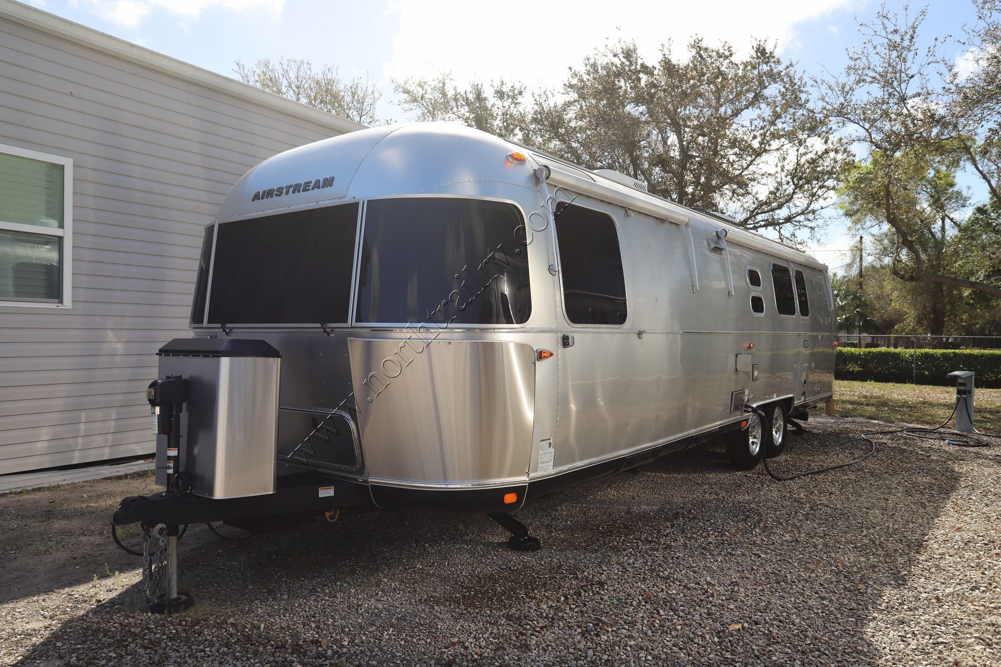 Used 2025 Airstream Classic 33FB Travel Trailer  For Sale