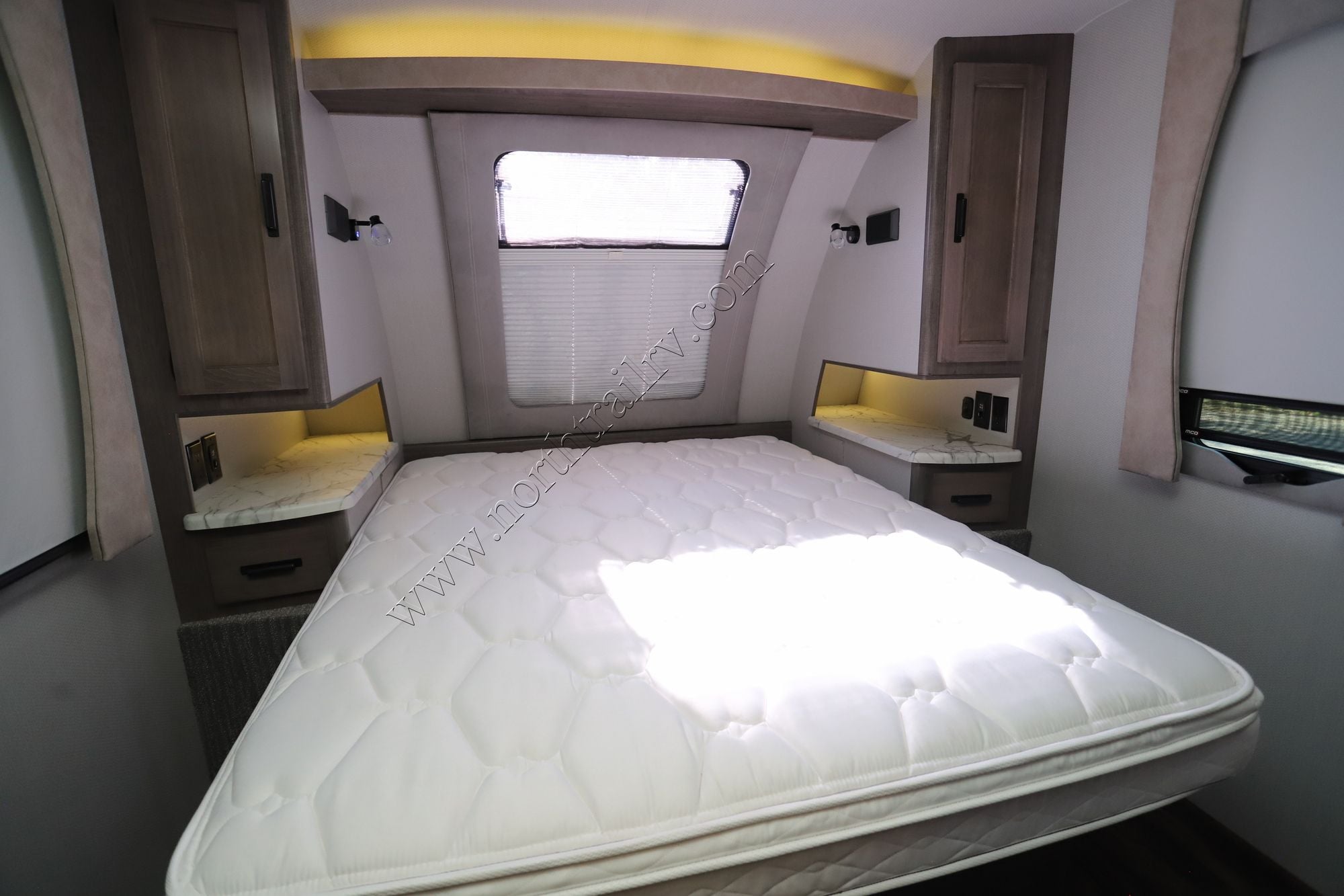 2020 Lance Lance 2445 Travel Trailer Used  For Sale