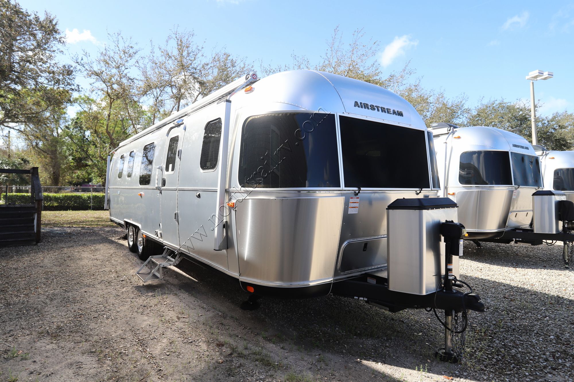 Used 2025 Airstream Classic 33FB Travel Trailer  For Sale