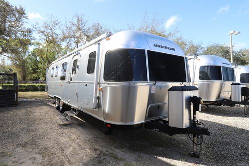 2025 Airstream Classic 33FB