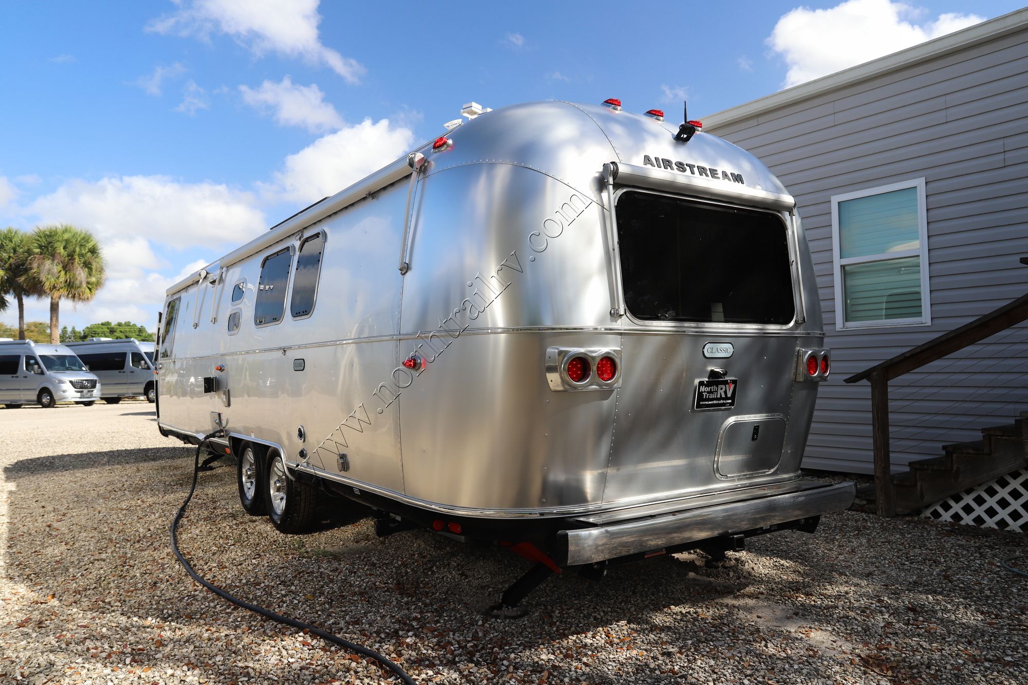 Used 2025 Airstream Classic 33FB Travel Trailer  For Sale