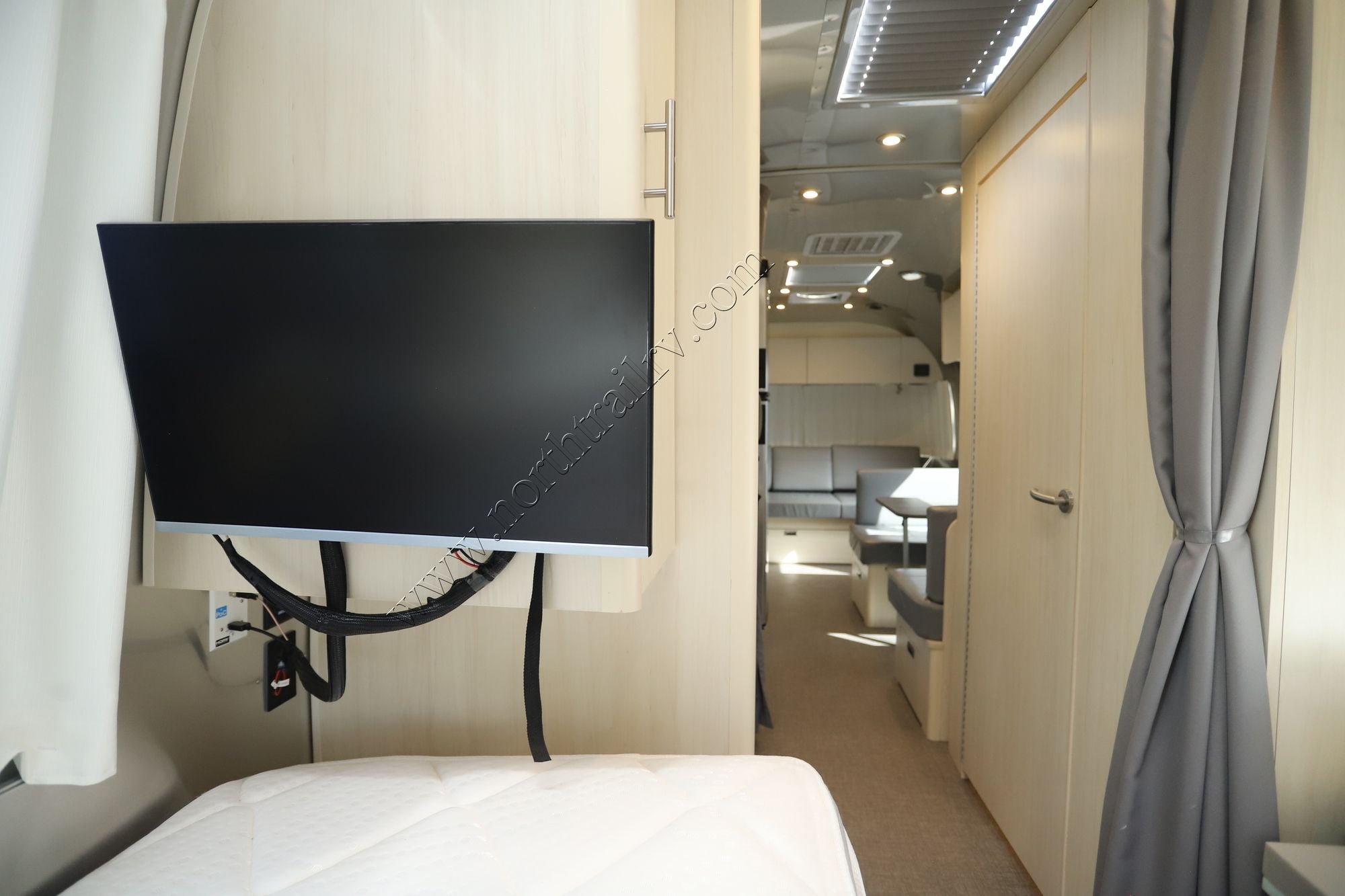 2025 Airstream Flying Cloud 28RBT Travel Trailer Used  For Sale