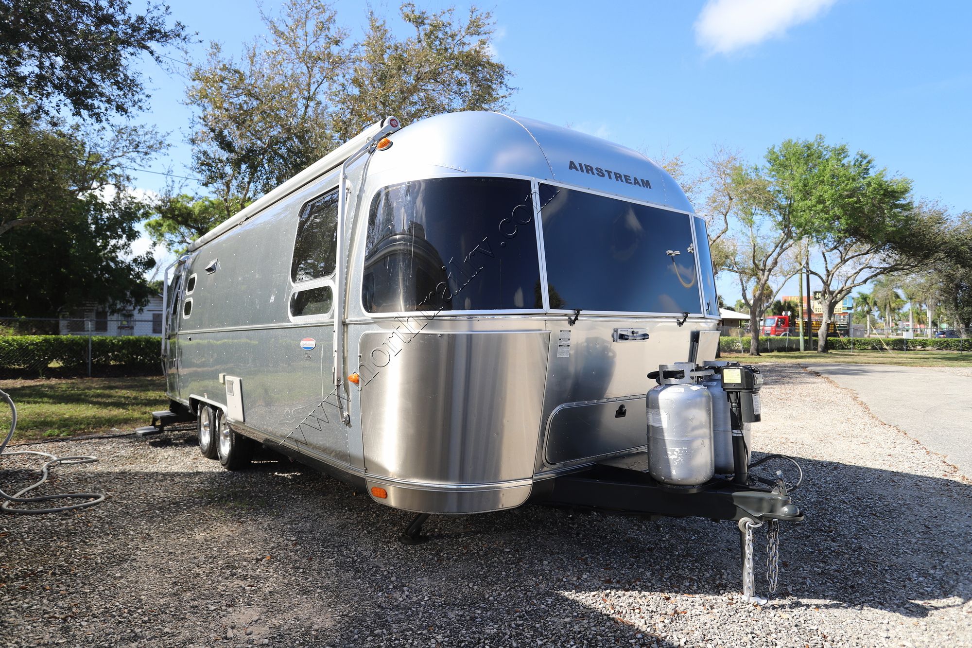 Used 2014 Airstream International SIGNATURE 27FB Travel Trailer  For Sale