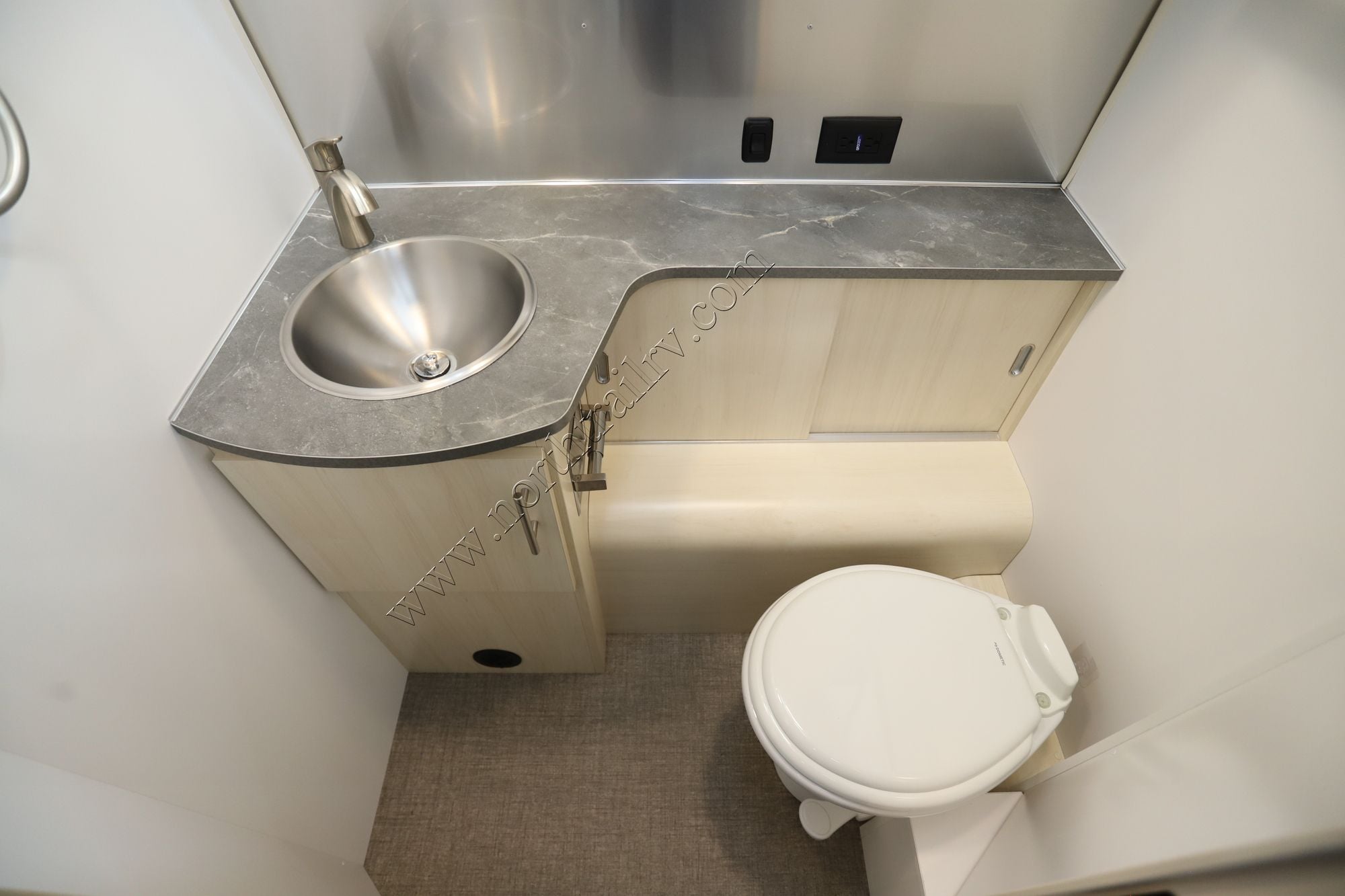 2025 Airstream Flying Cloud 28RBT Travel Trailer Used  For Sale